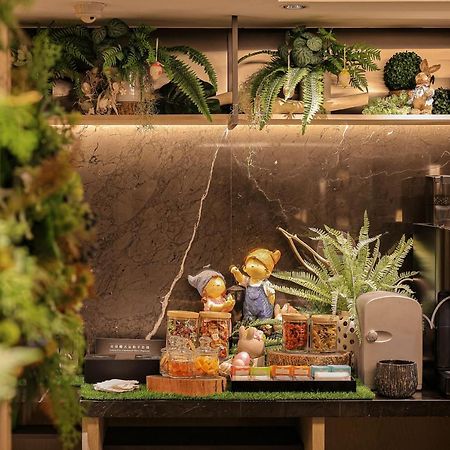 Regent Taipei Hotel Eksteriør billede The interior of the 2019 edition of the Hong Kong International Flower and Garden Show