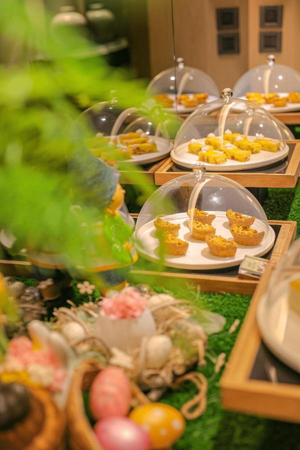 Regent Taipei Hotel Eksteriør billede A display of food at a buffet