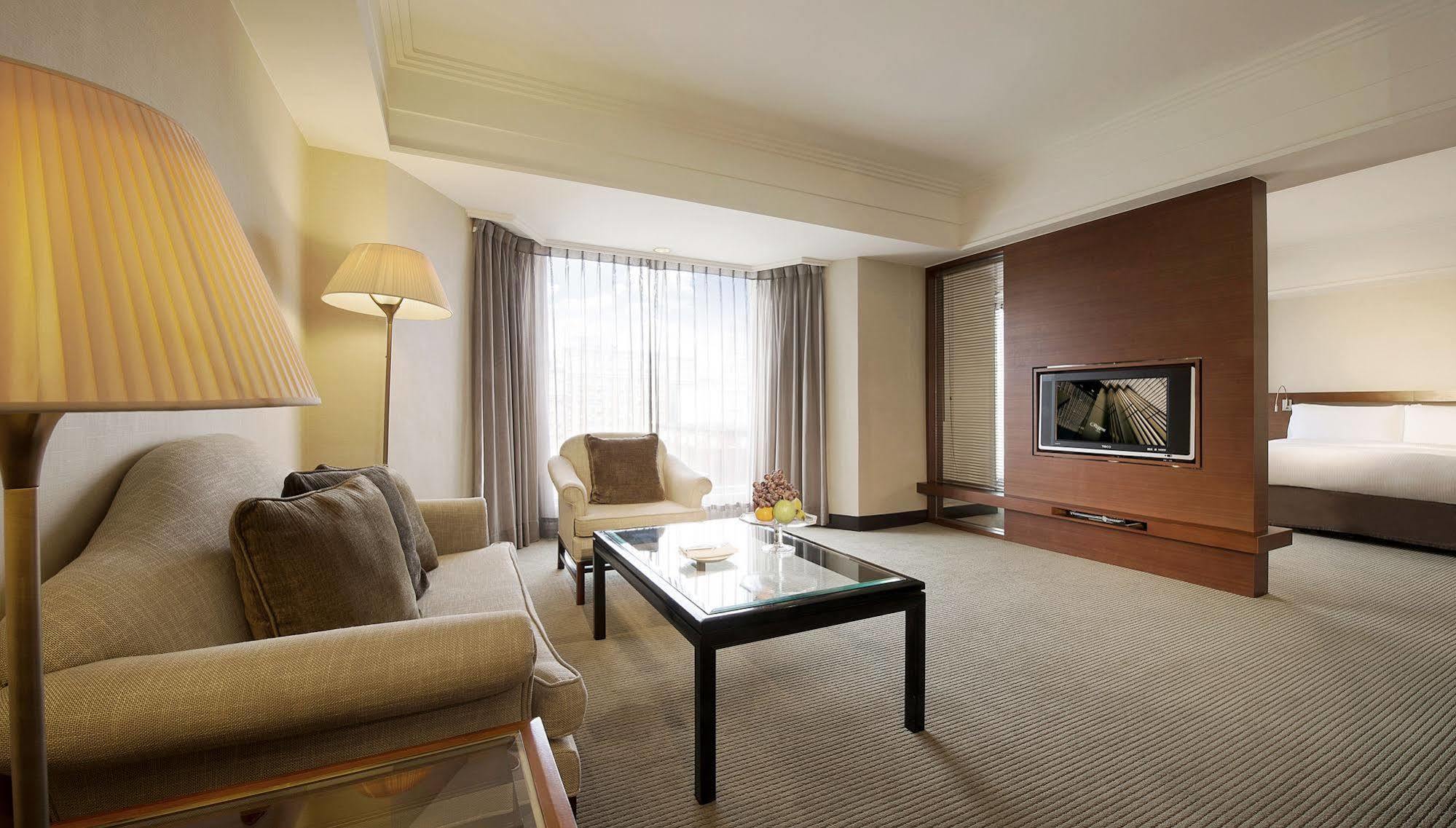 Regent Taipei Hotel Eksteriør billede A living room in a hotel suite